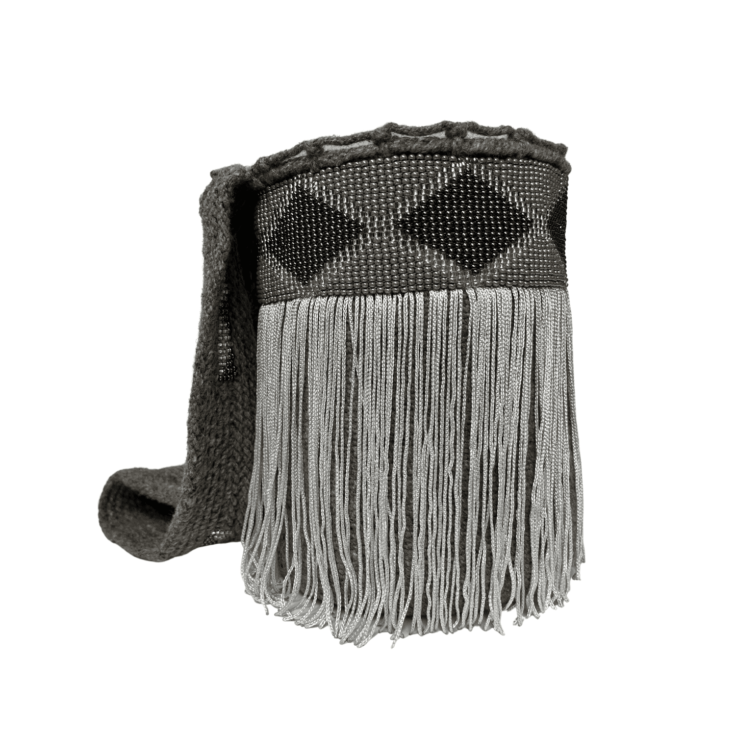 Mochila arhuaca para mujer decorada con chaquiras plateadas y flecos plateados
