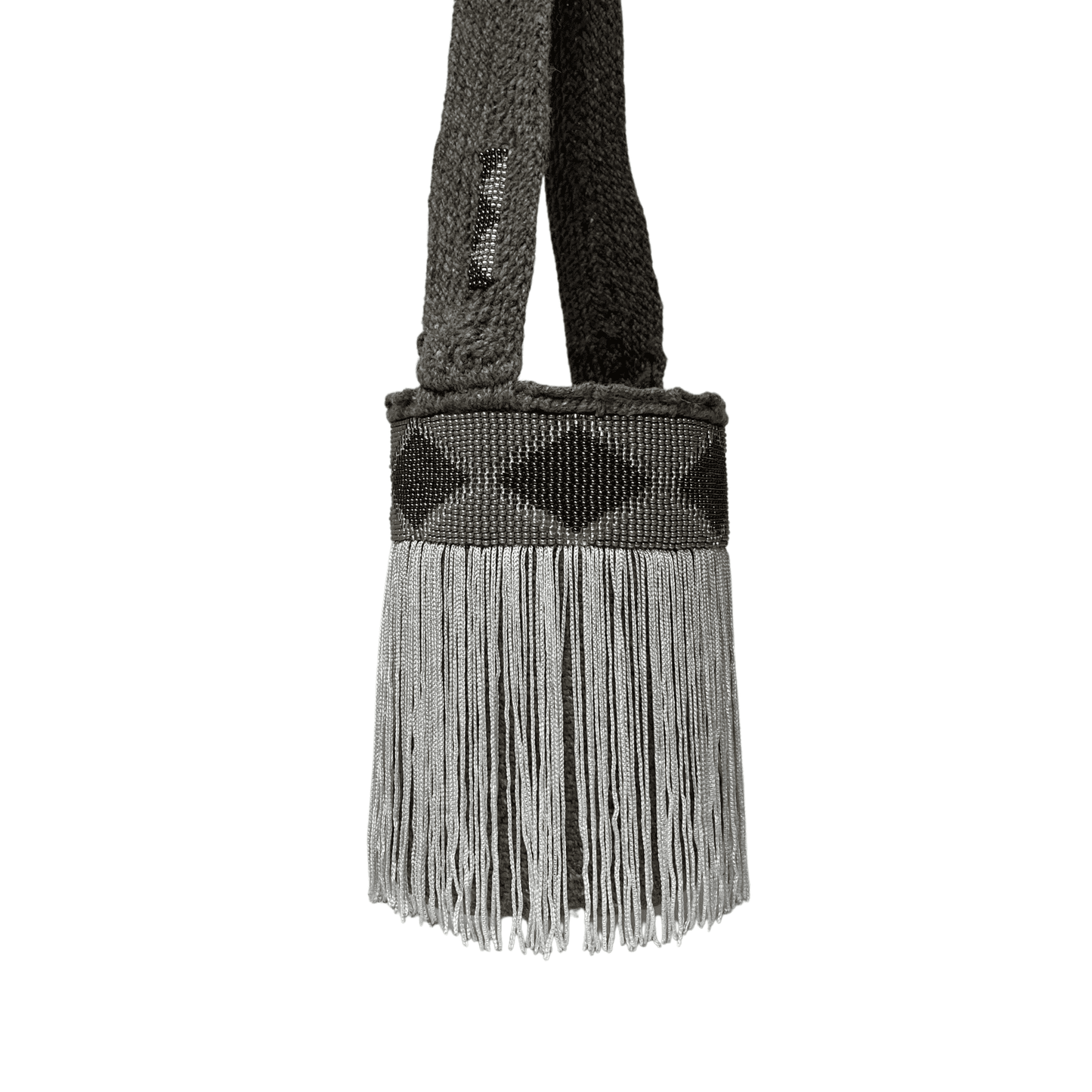 Mochila arhuaca para mujer decorada con mostacillas plateadas y flecos plateados