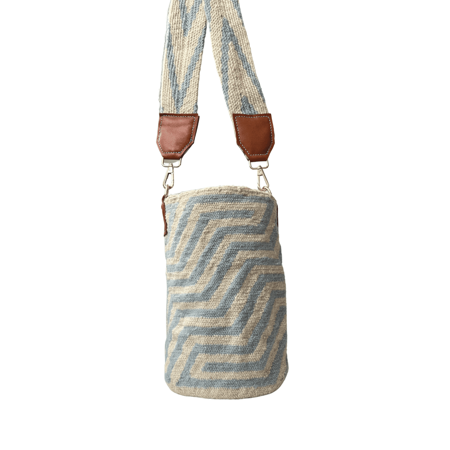 Mochila arhuaca diseño pensamiento de la mujer en color azul claro con detalle en la correa de cuero
