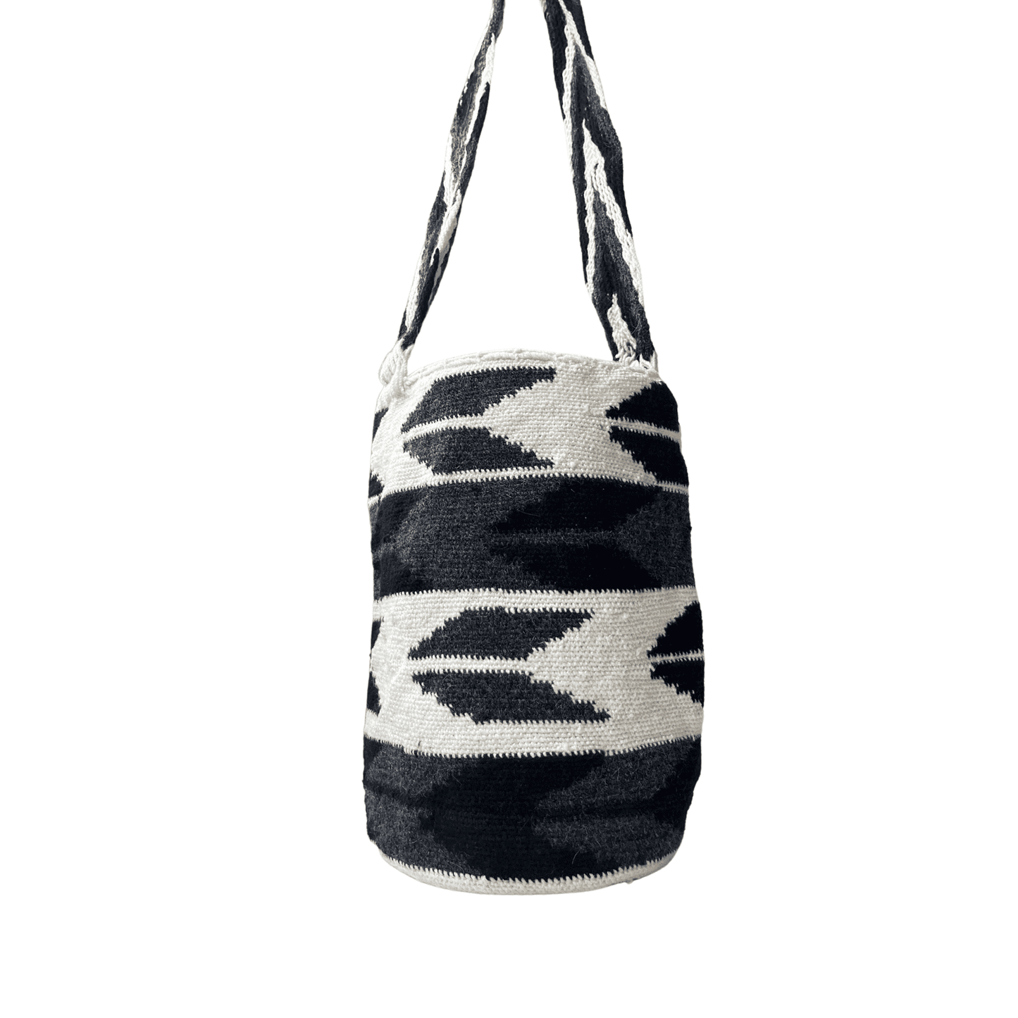 Mochila de hombre arhuaca tejida en colores blanco negro y gris motivo flechas