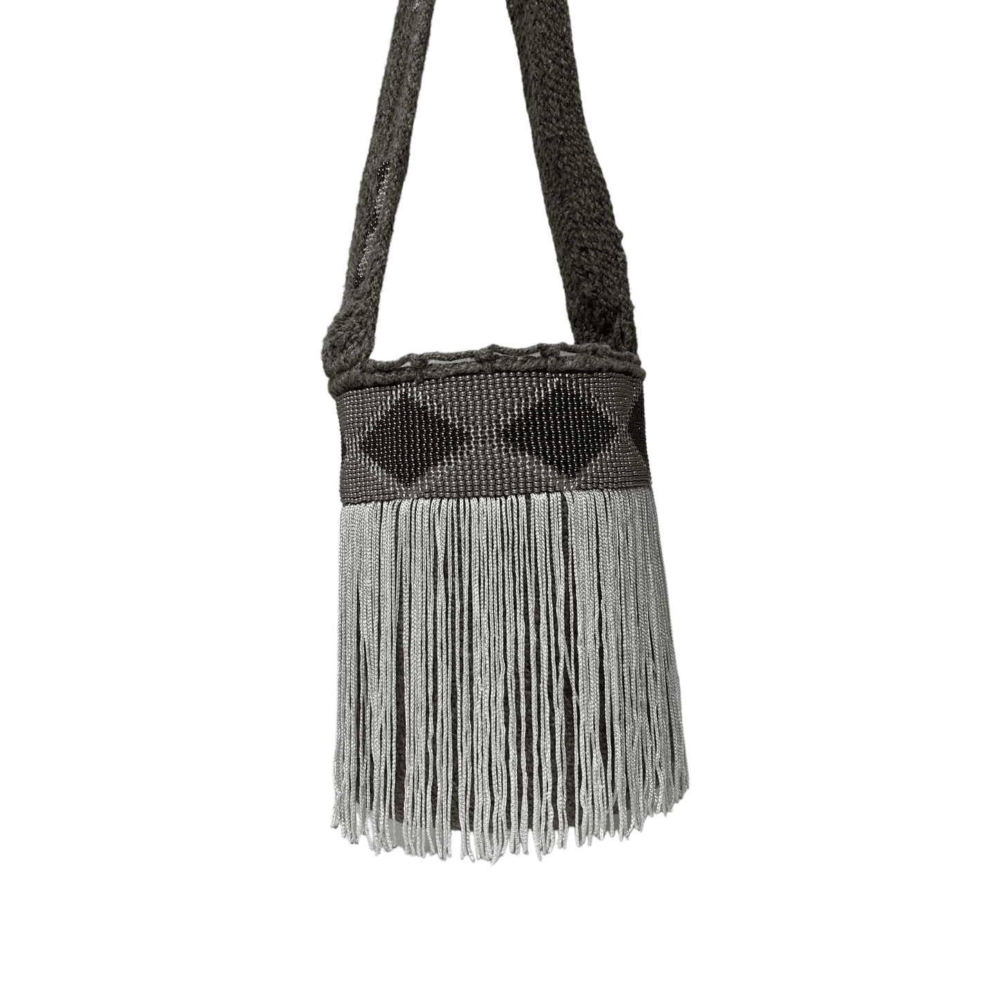 Mochila kankuama para mujer decorada con flecos y chaquiras plateadas