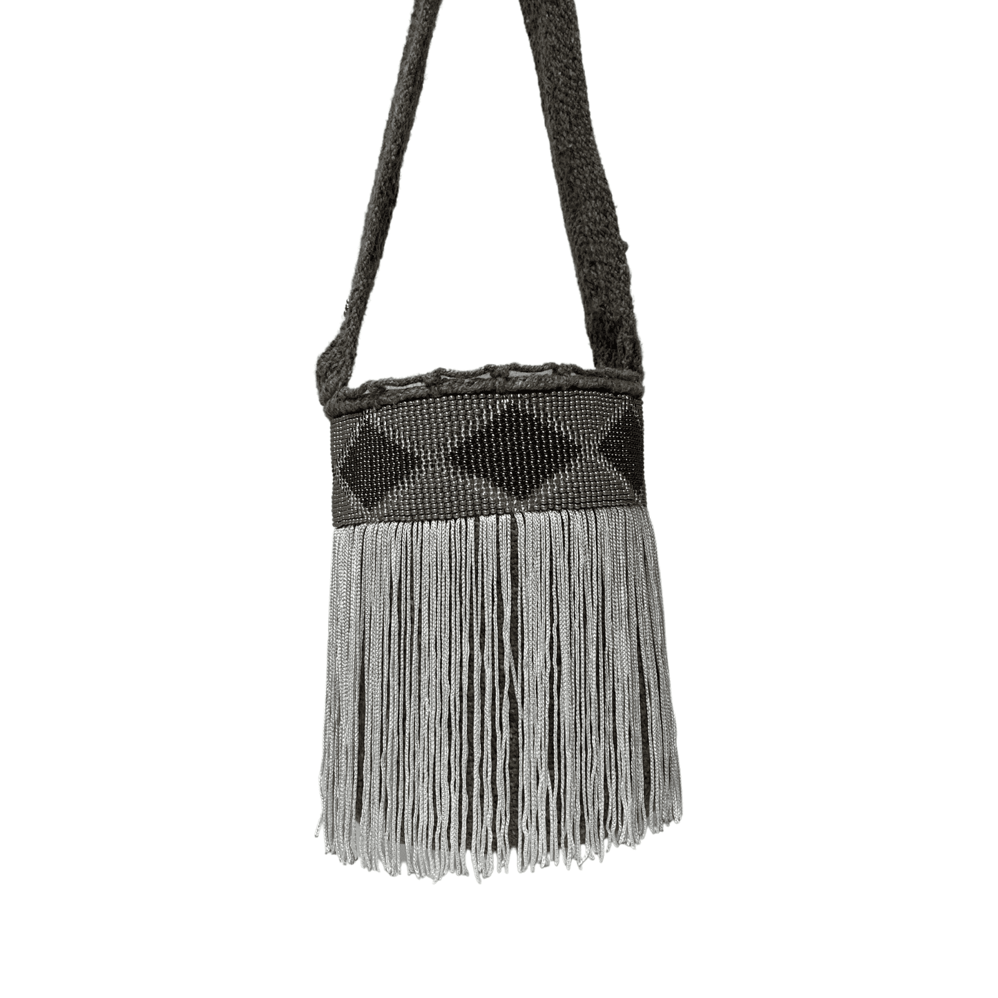 Mochila kankuama para mujer decorada con flecos y mostacillas plateadas