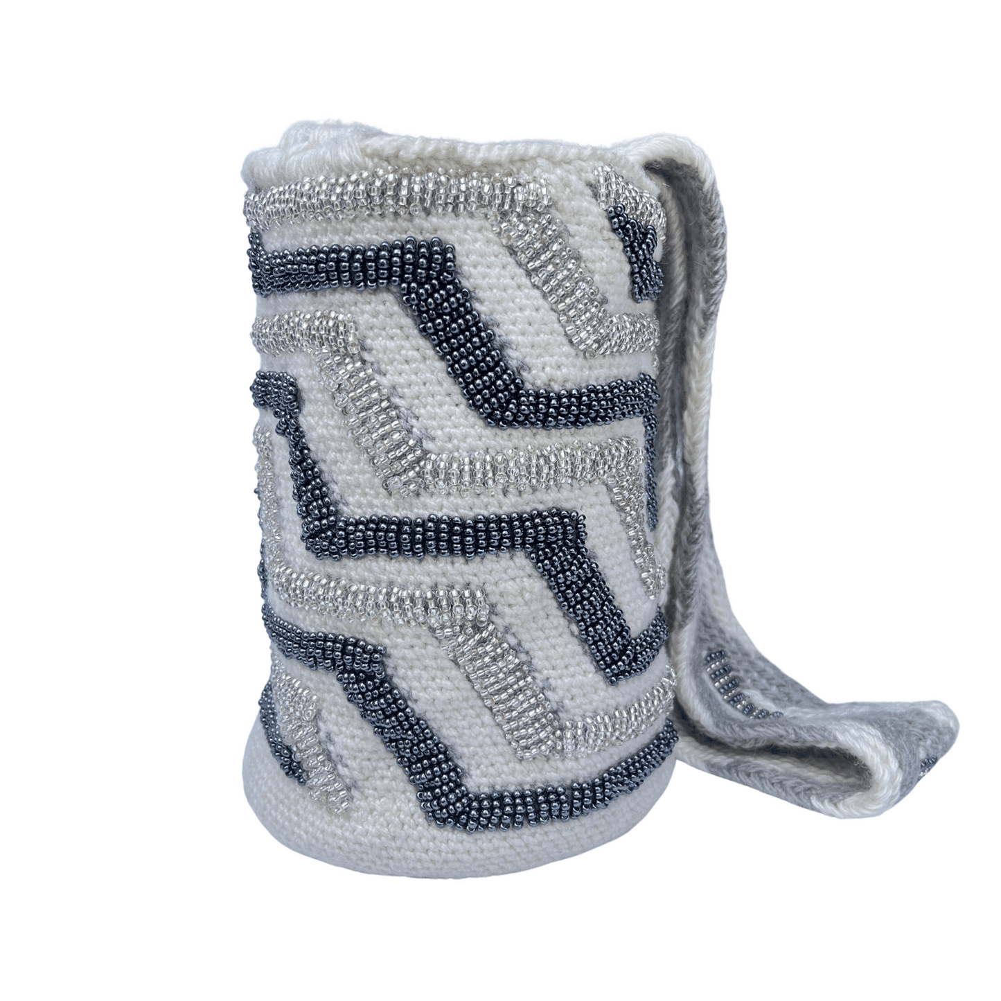 Mochila Arhuaca decorada con mostacillas plateadas