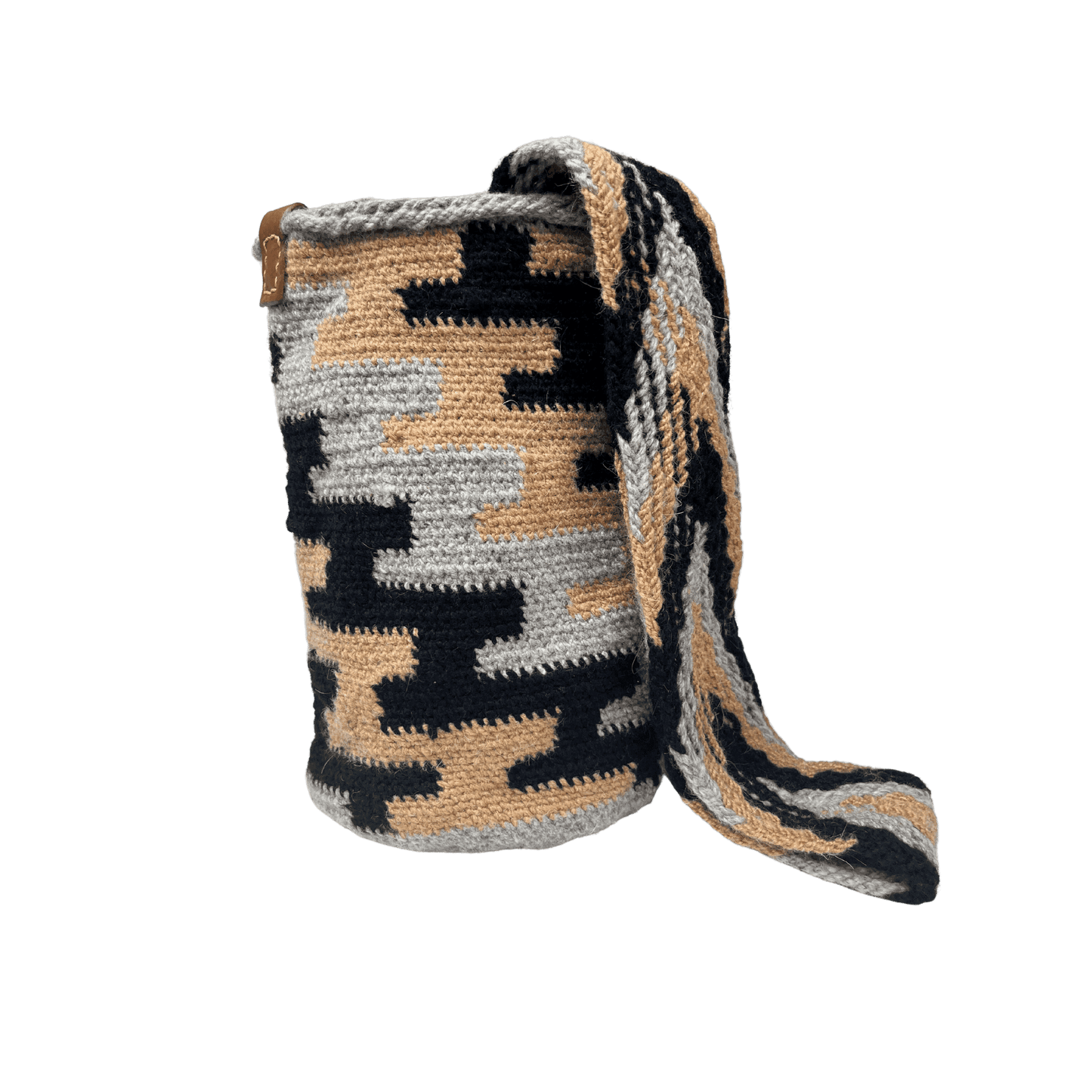 Mochila arhuaca artesanal pequeña tejida a mano con diseño de colores cafe claro, negro y gris