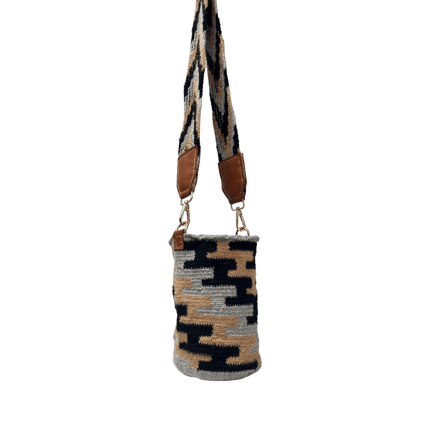 Mochila arhuaca de lujo tejida a mano de colores cafe claro, negro y gris, con cuero y herrajes de lujo