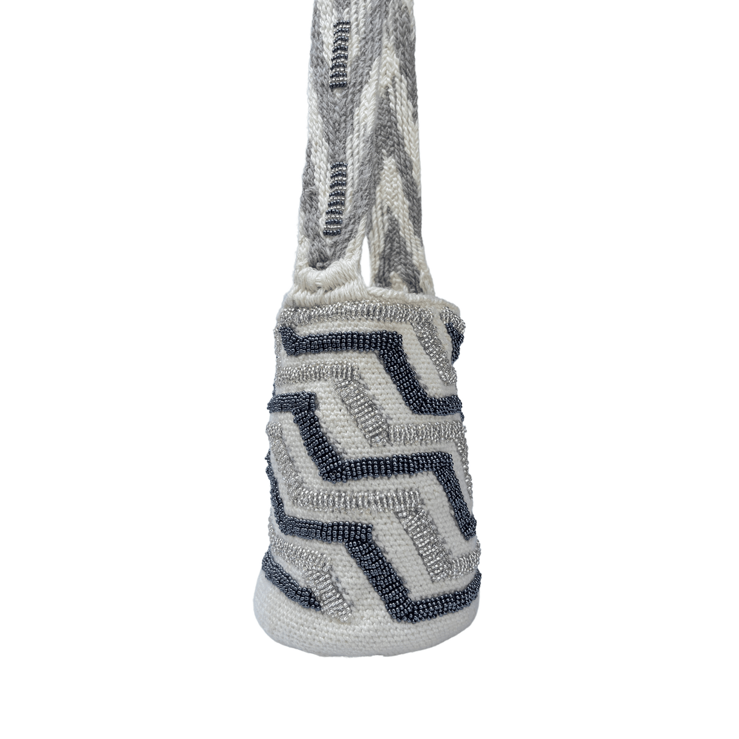 Mochila arhuaca original para mujer con mostacillas plateadas