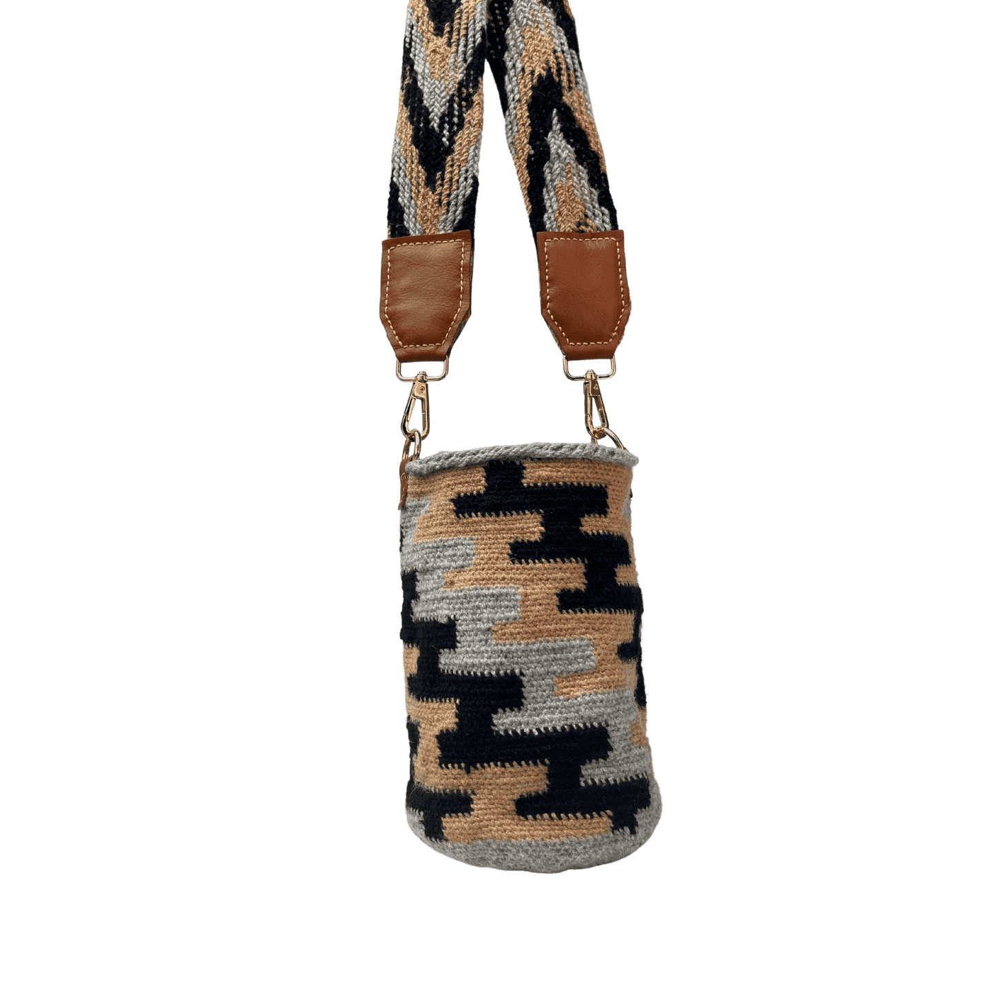 Mochila arhuaca pequeña para mujer con diseño en cafe claro, negro y gris con correa con cuero