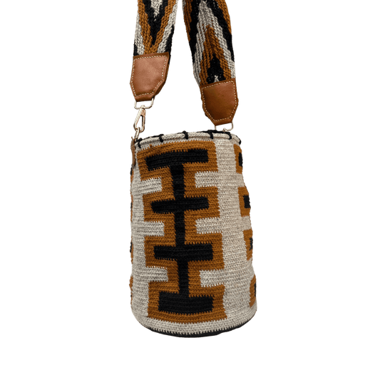 Mochila arhuaca tejida de forma artesanal para mujer con correa detalles en cuero y herrajes