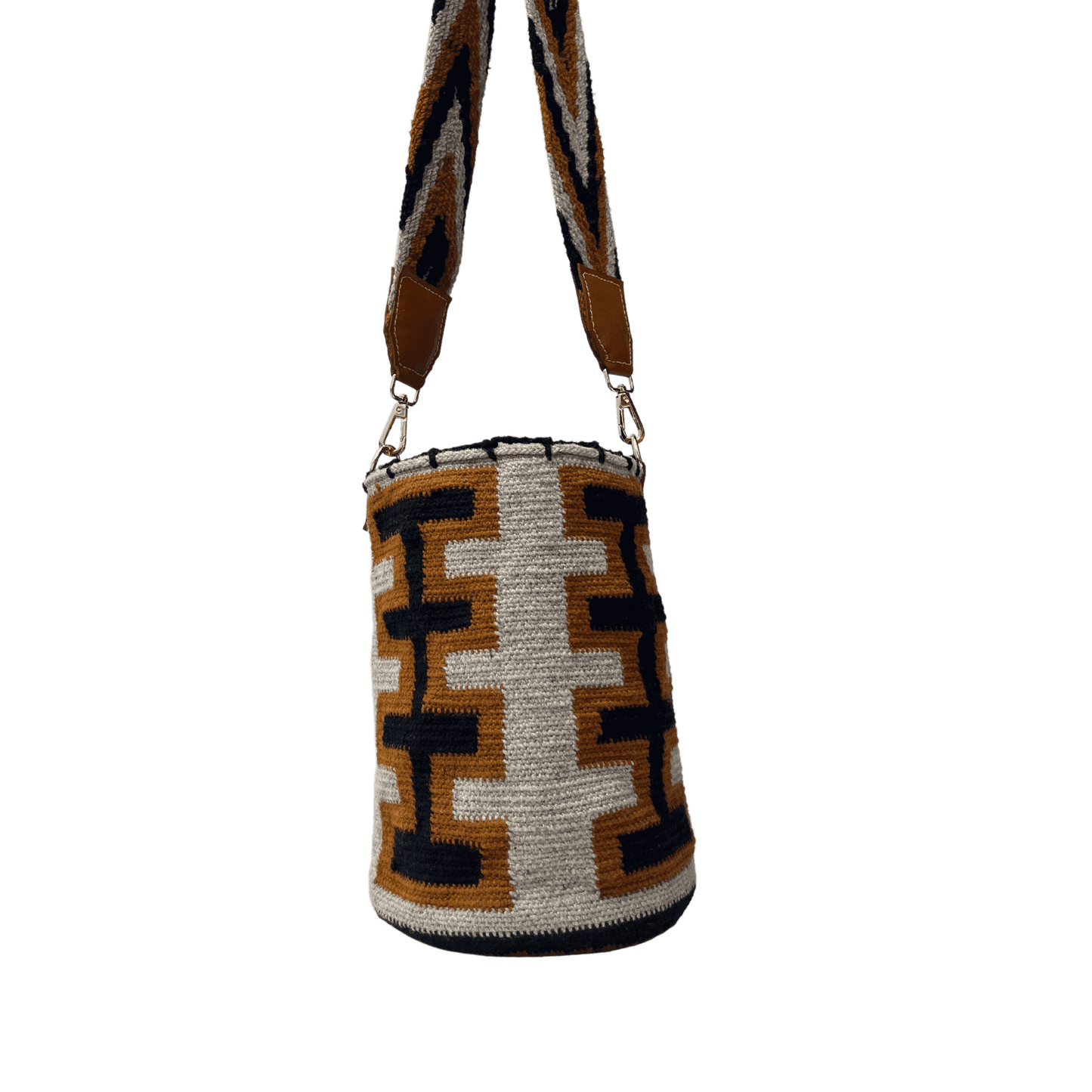 Mochila arhuaca tradicional para mujer colores beige, mostaza y negro con correa con cuero y herrajes