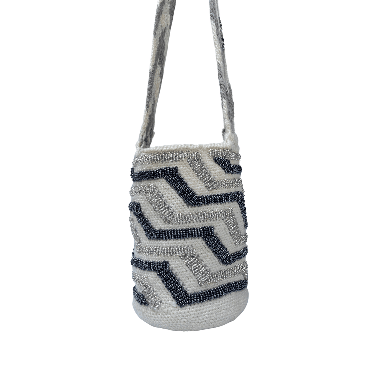 Mochila tejida y decorada con mostacillas de colores plateado y gris plata