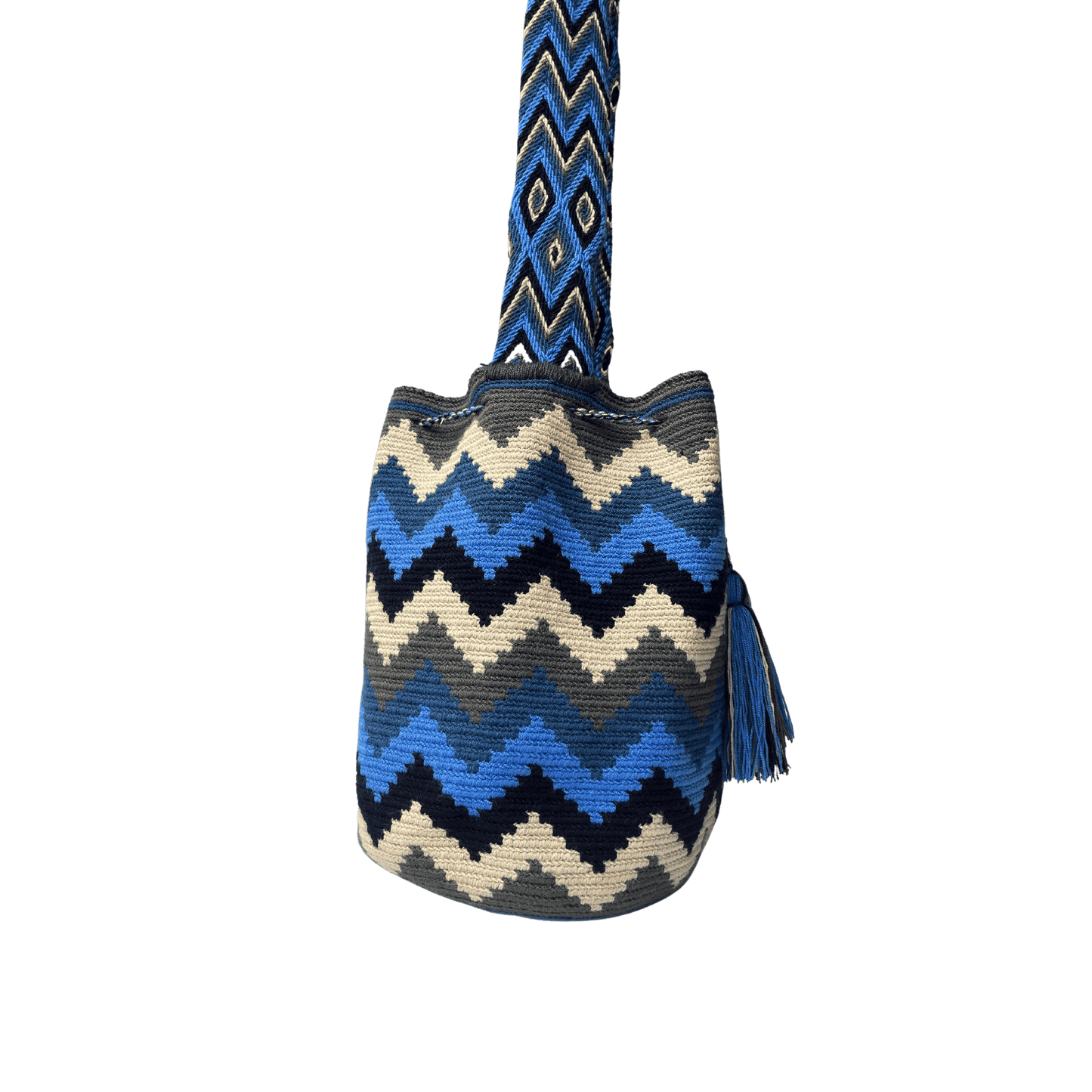 Mochila wayuu con diseño que representa las montañas de la sierra en colores azules, beige y gris