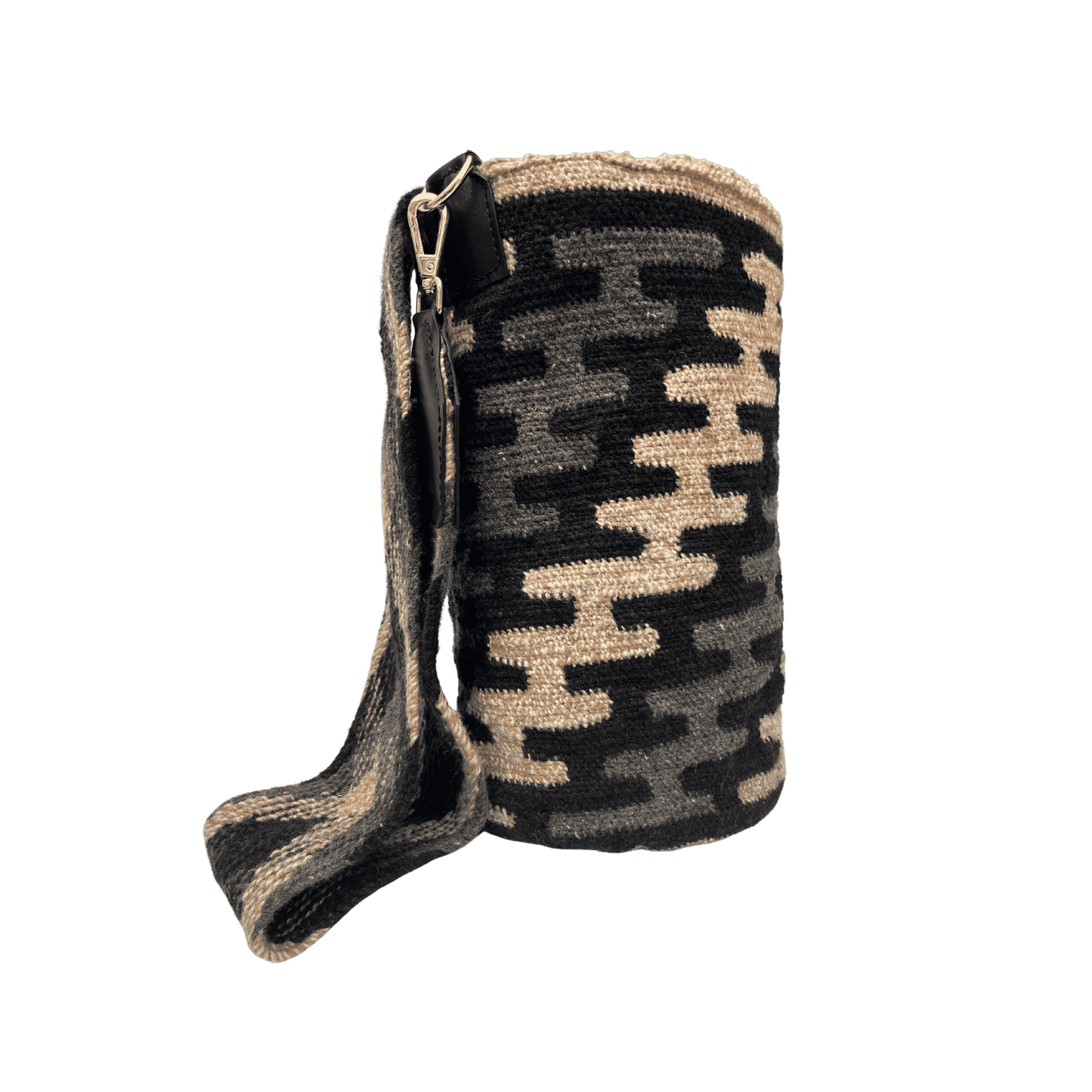 mochila arhuaca grande artesanal para mujer diseño en colores negro, gris y café, con correa con cuero y herrajes