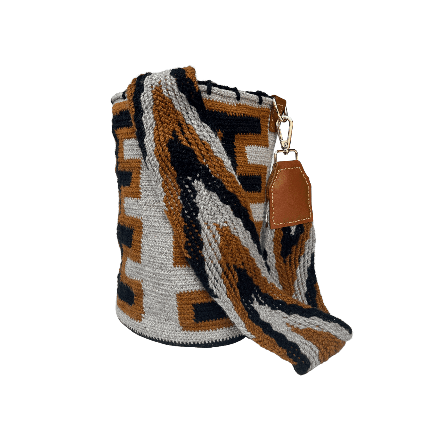 Mochila arhuaca para mujer colores beige, mostaza y negro con correa con cuero cafe y herrajes
