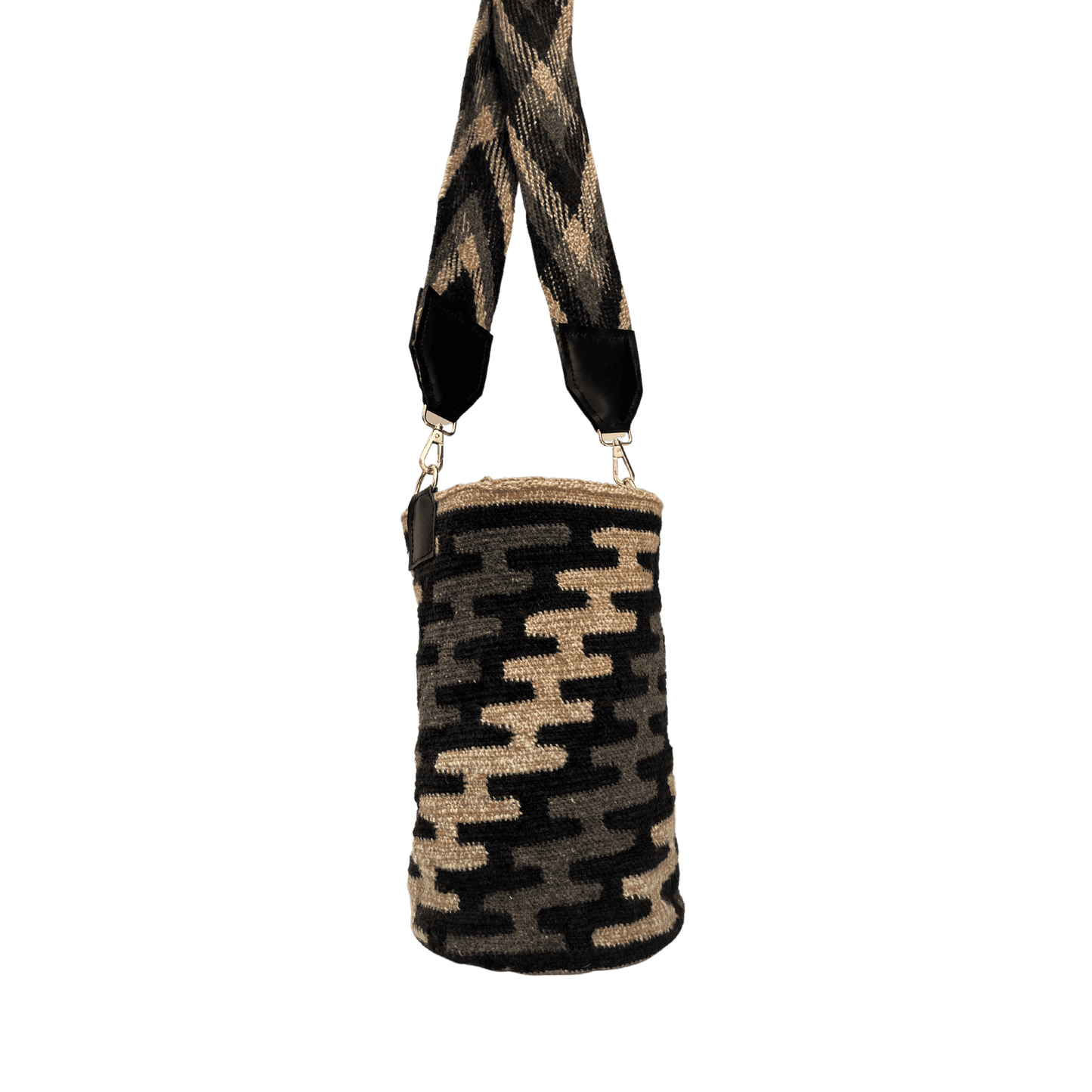 mochila arhuaca grande tradicional para mujer diseño en colores negro, gris y café, con correa con cuero y herrajes