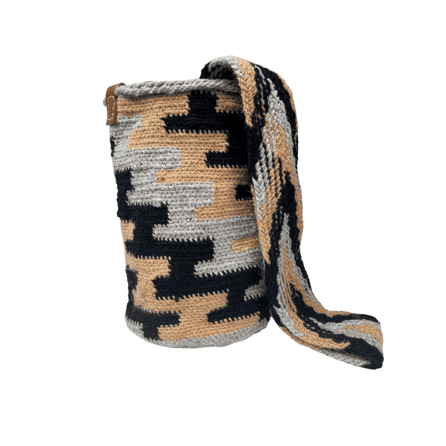 Mochila arhuaca  artesanal pequeña tejida a mano con diseño de colores cafe claro, negro y gris
