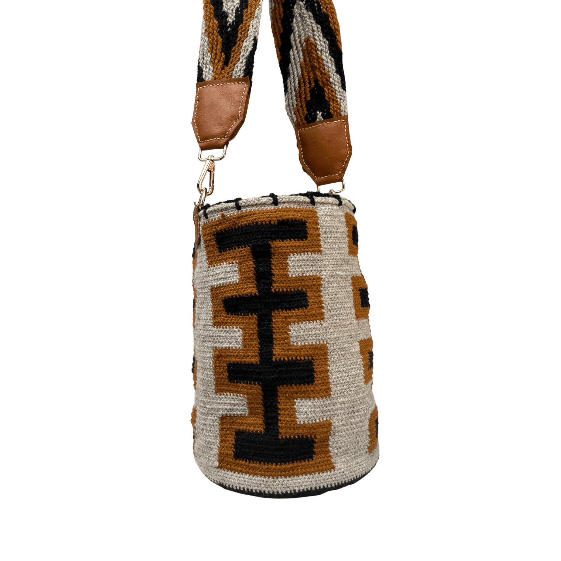 Mochila arhuaca tejida de forma artesanal para mujer con correa detalles en cuero y herrajes