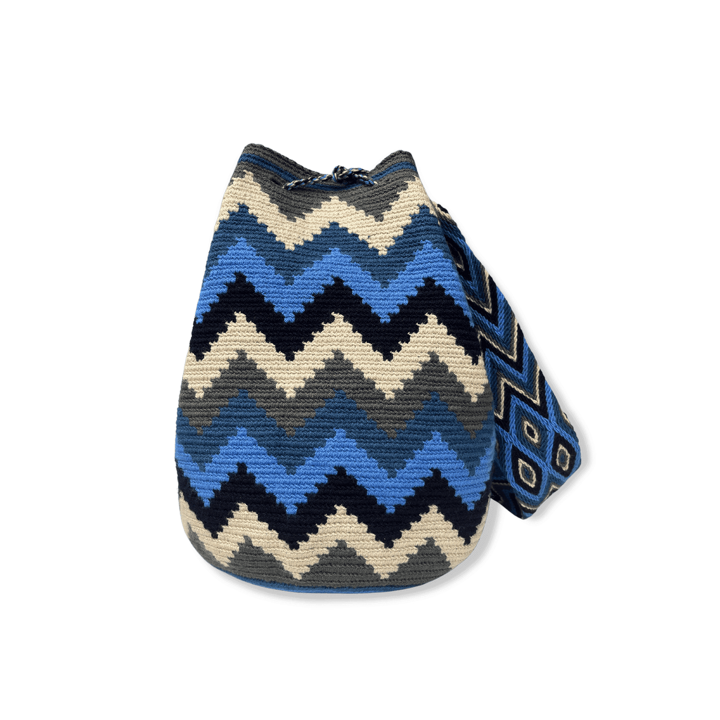 Mochila wayuu artesanal para mujer en colores azules, beige y gris que representan las montañas de la sierra