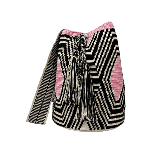 Mochila wayuu tejida a una hebra en colombia. Colores negro y rosado