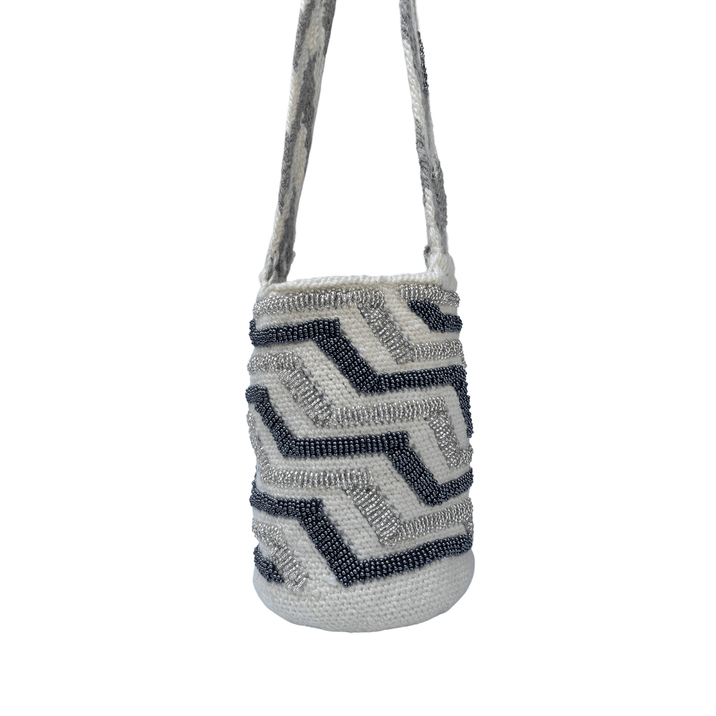 Mochila tejida y decorada con mostacillas de colores plateado y gris plata