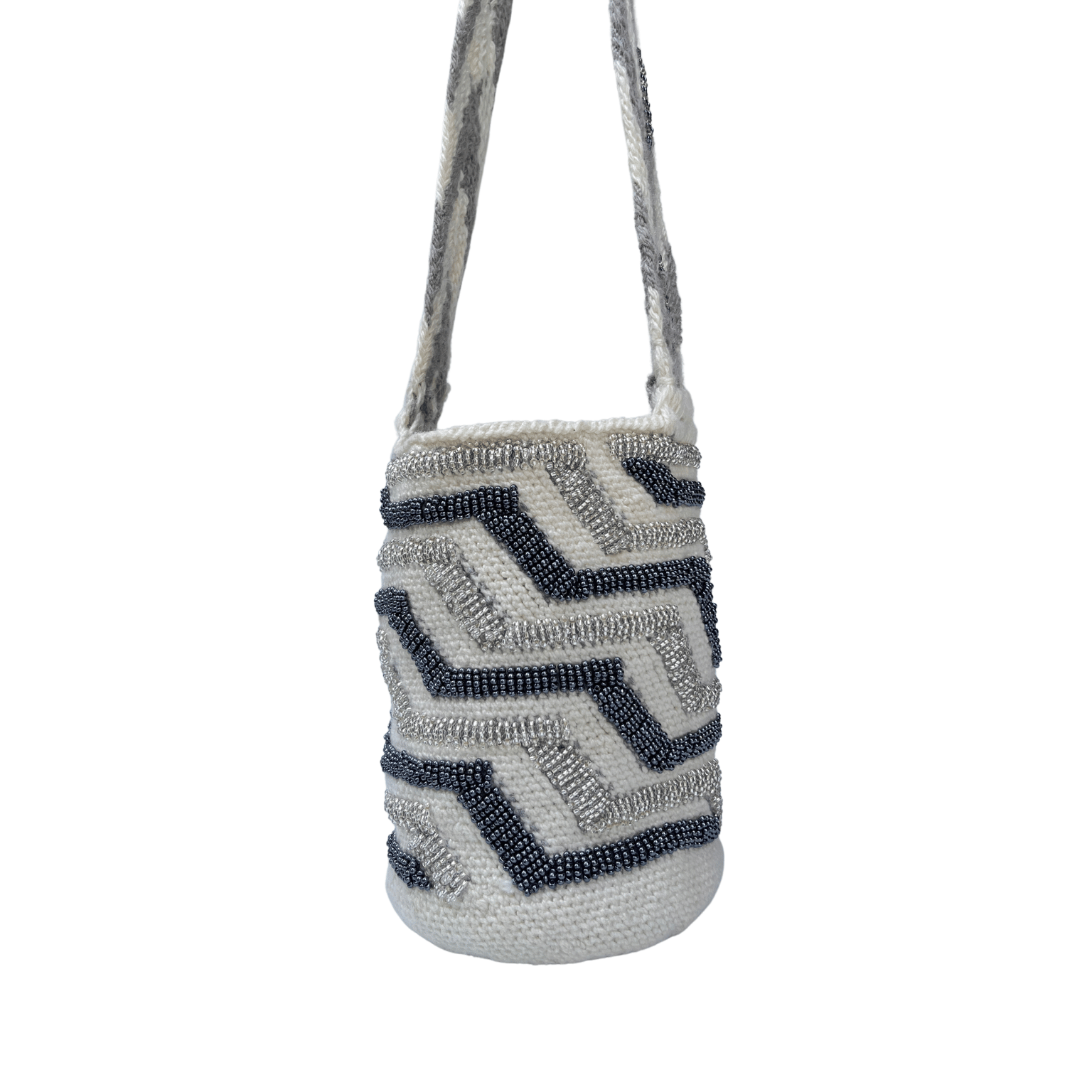 Mochila tejida y decorada con mostacillas de colores plateado y gris plata
