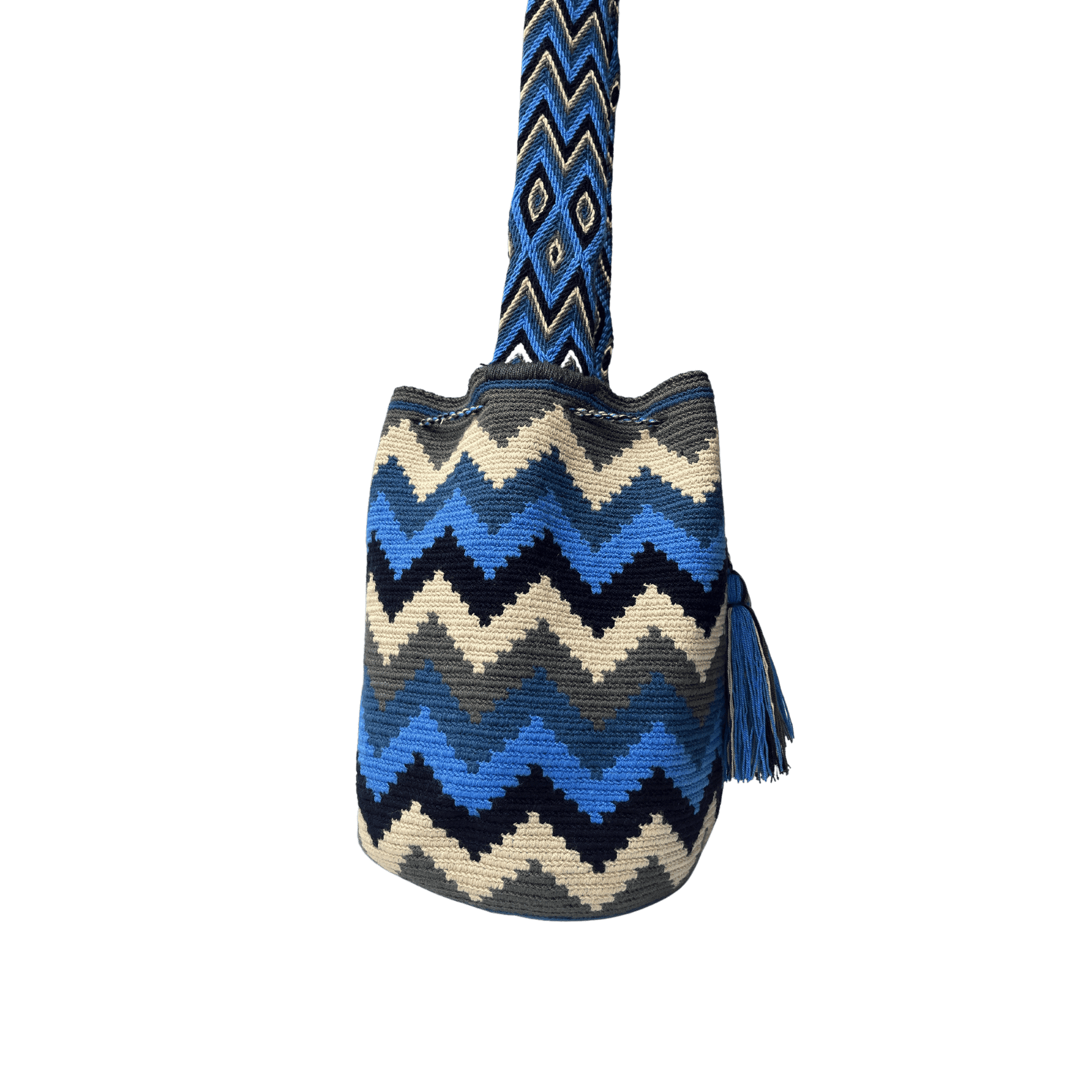 Mochila wayuu con diseño que representa las montañas de la sierra en colores azules, beige y gris 