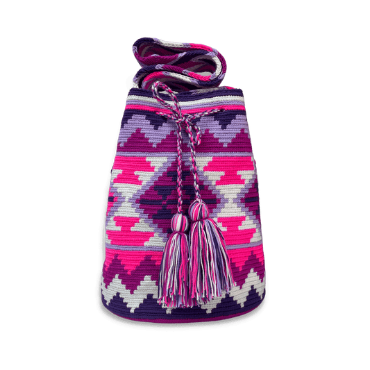 Mochila Wayuu para mujer tejida de forma artesanal en colores blanco, morados y fucsias
