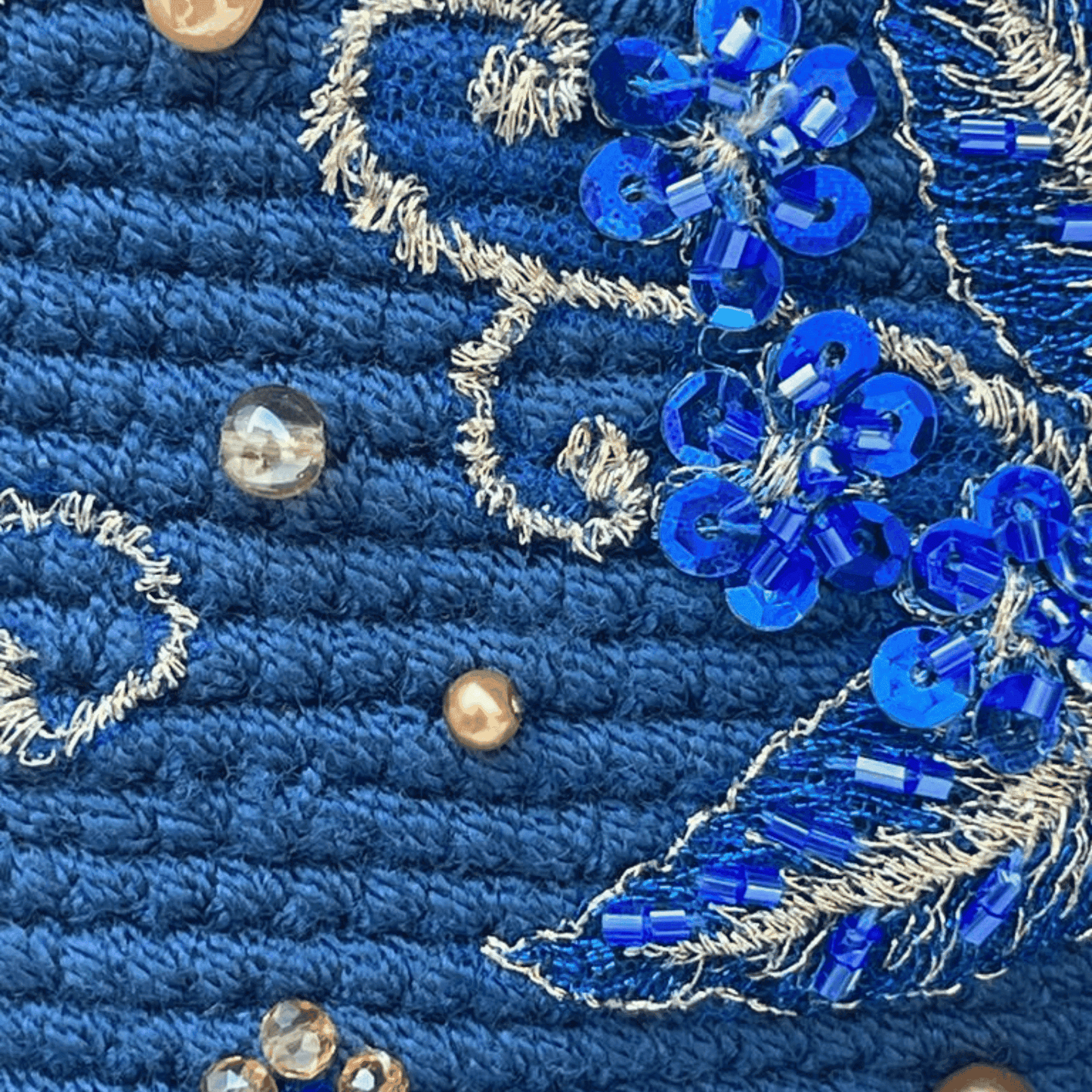 Detalle del tejido y recamado de mochila wayuu azul