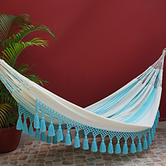 Hamaca artesanal de Morroa, Sucre, Colombia de colores blanco con azul claro y flecos azules. Tejida en telar vertical