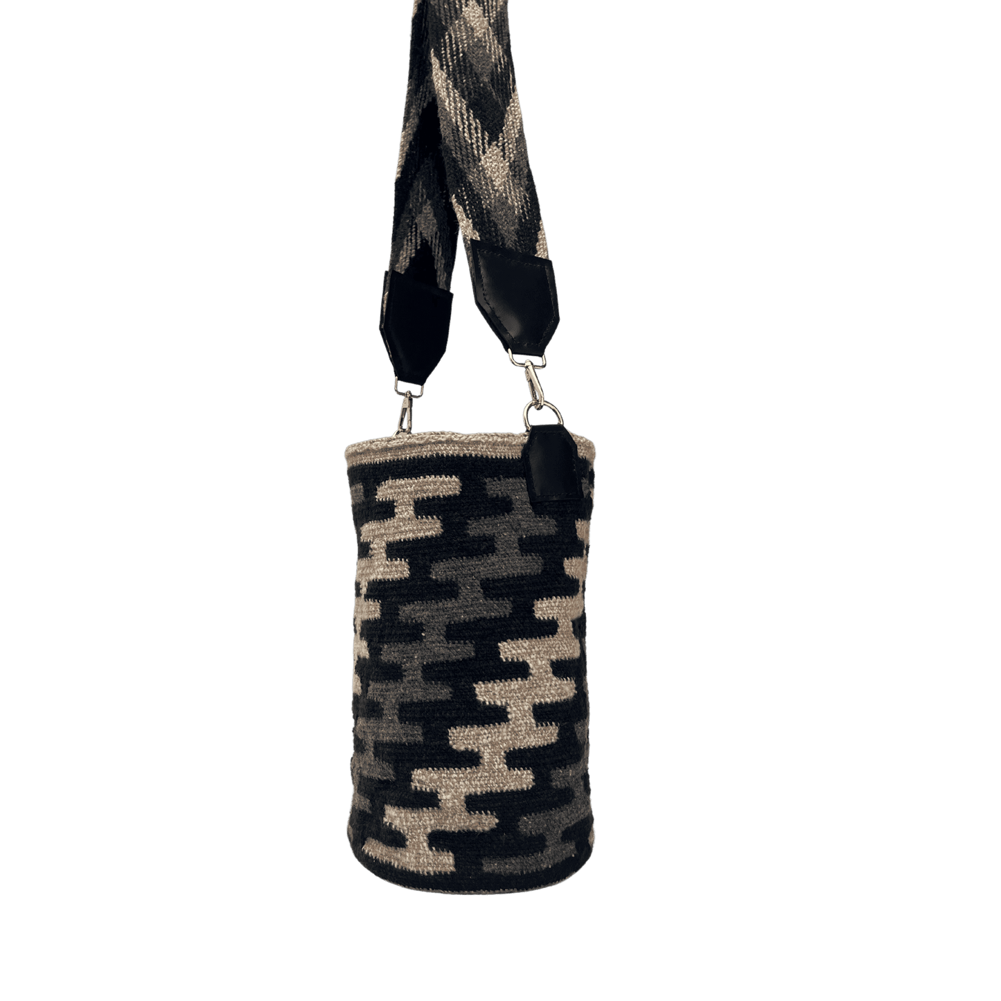 mochila arhuaca grande artesanal para mujer con correa con cuero y herrajes. colores negro, gris y café