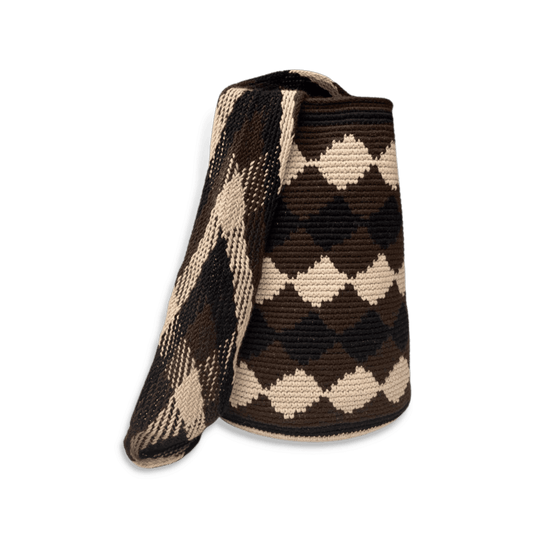 Mochila wayuu original para hombre diseño de rombos colores negro, cafe y beige